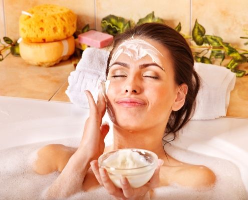 Mujer aplicandose una mascarilla para aclarar la piel