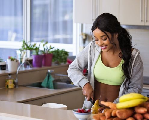 Mujer pensando qué comer antes de entrenar