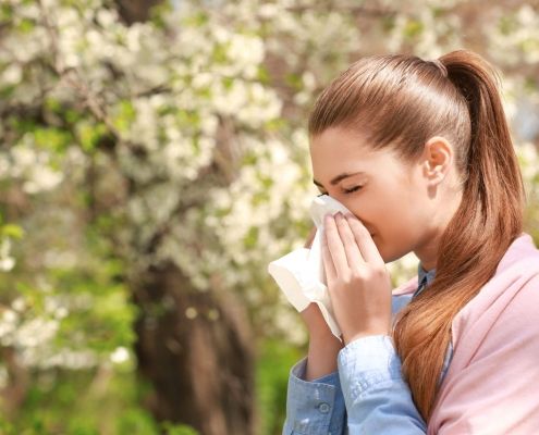 Mujer con alergia estacional